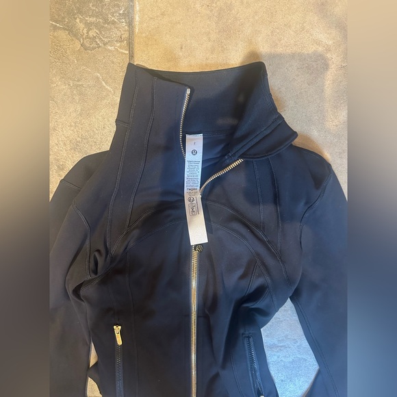 Lululemon Define Jacket,Cropped Nulu, Black & Gold, size 2. Brand new w/ out tag - Picture 9 of 9